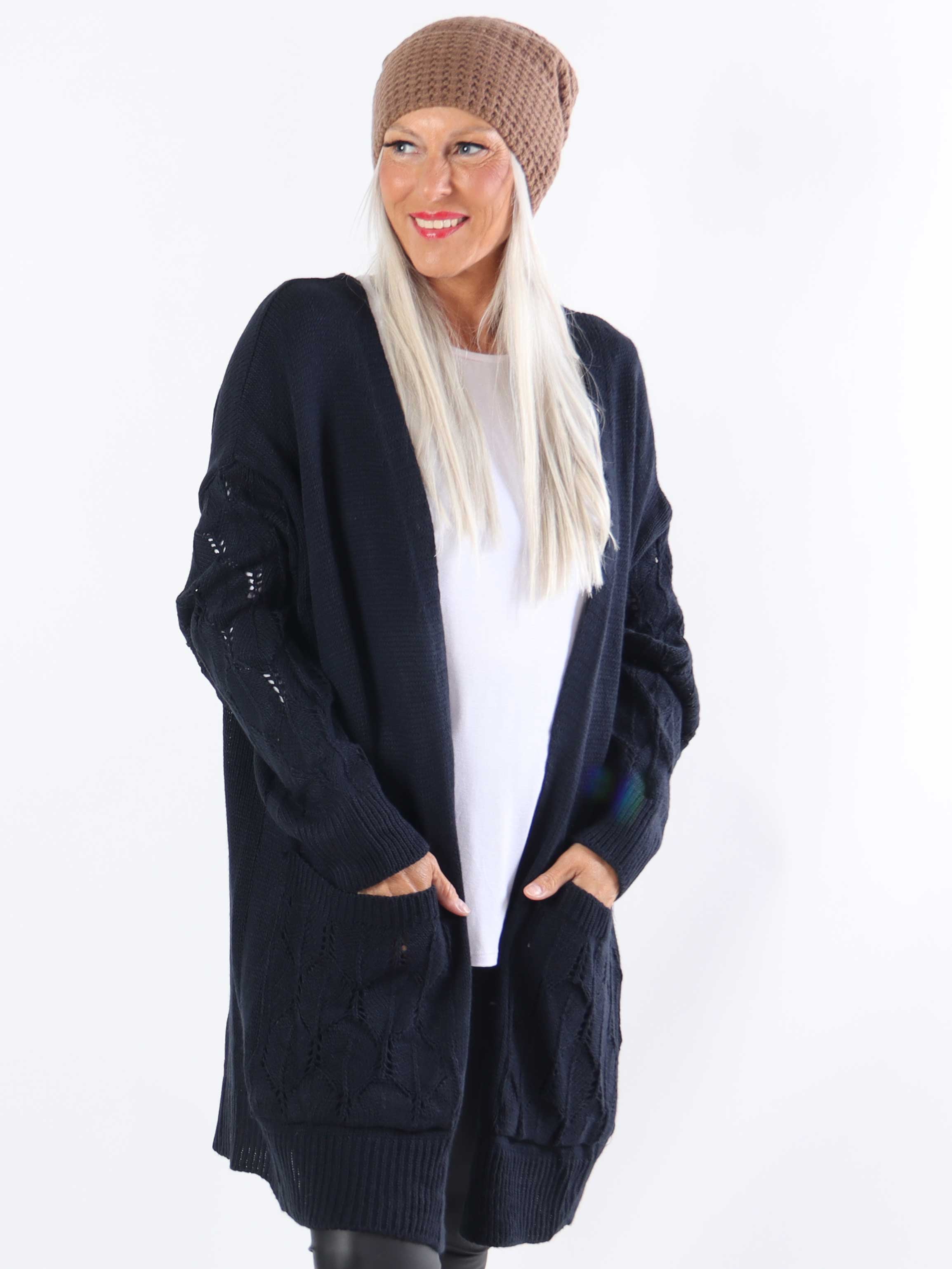 Capri - Stickad kofta i plus size med fickor